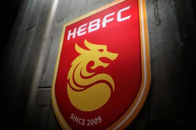 杨华梅又再次看了眼这边几张桌，嗯，都是娘家人，娘留在这里吃饭随意，不拘谨。